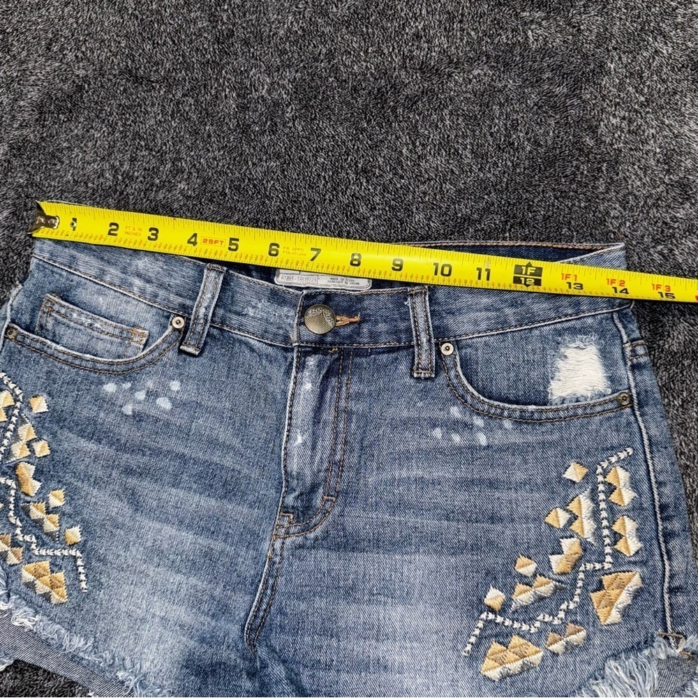 Free People Tulum Embroidered Denim Shorts
Boho Aztec Denim Shorts size 26 - Picture 5 of 9